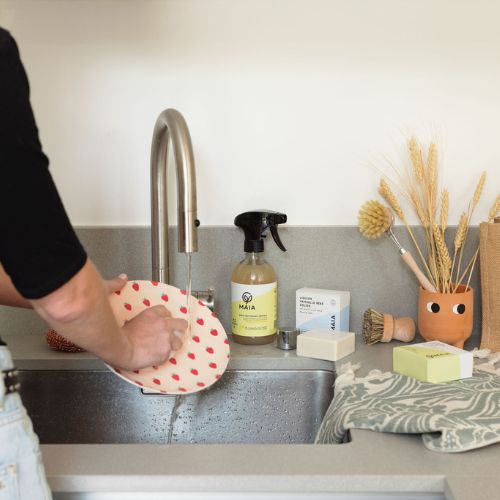 Comment faire la vaisselle à la main de façon plus économique et écologique  ? – Maia