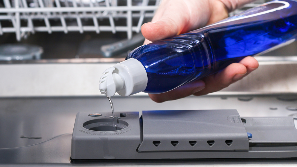 Peut-on mettre du liquide vaisselle dans le lave-vaisselle ?