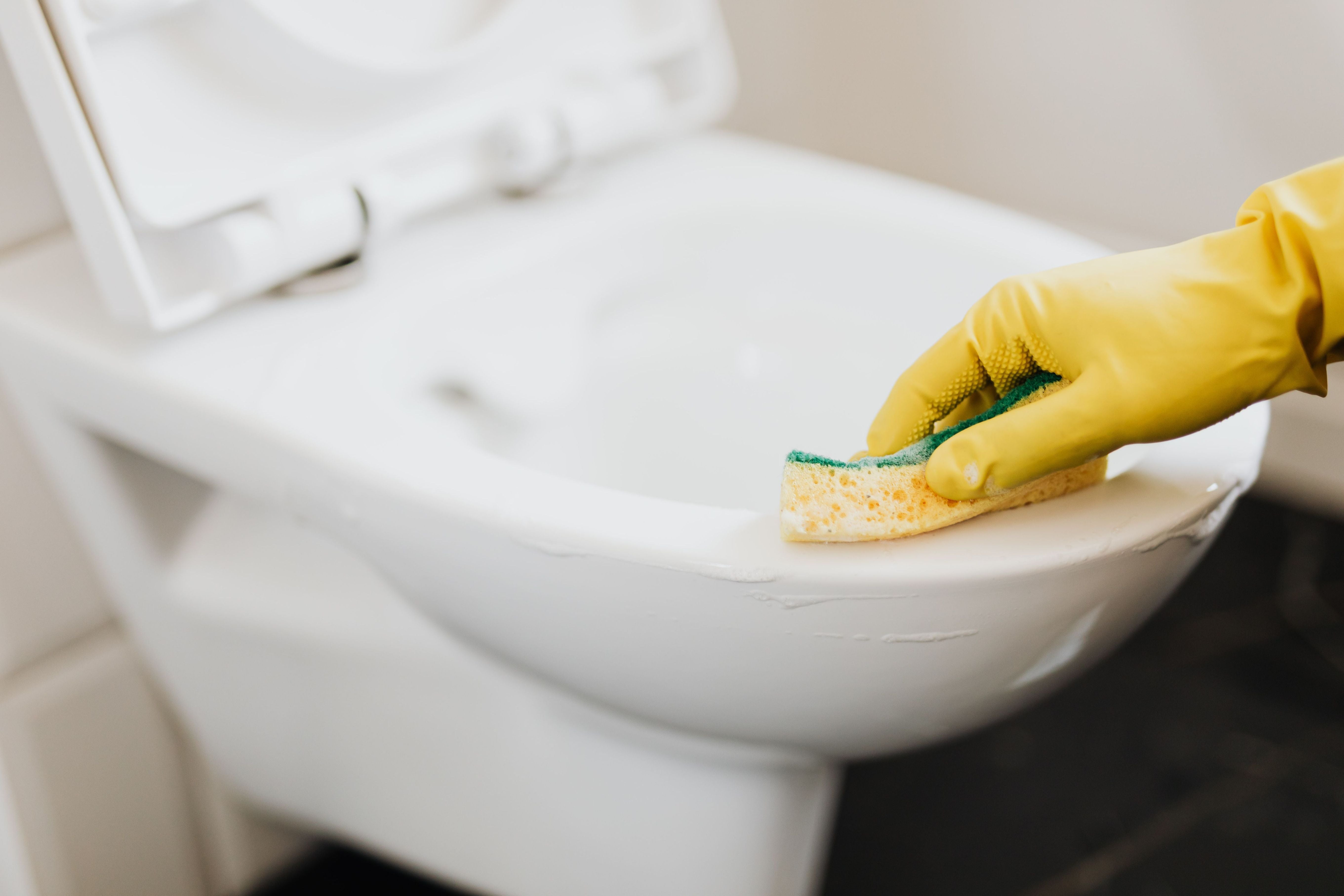 Détartrer WC suspendu avec acide sans risque pour la fosse septique 