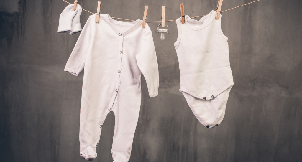 Comment faire un premier lavage des vêtements de bébé efficace ?
