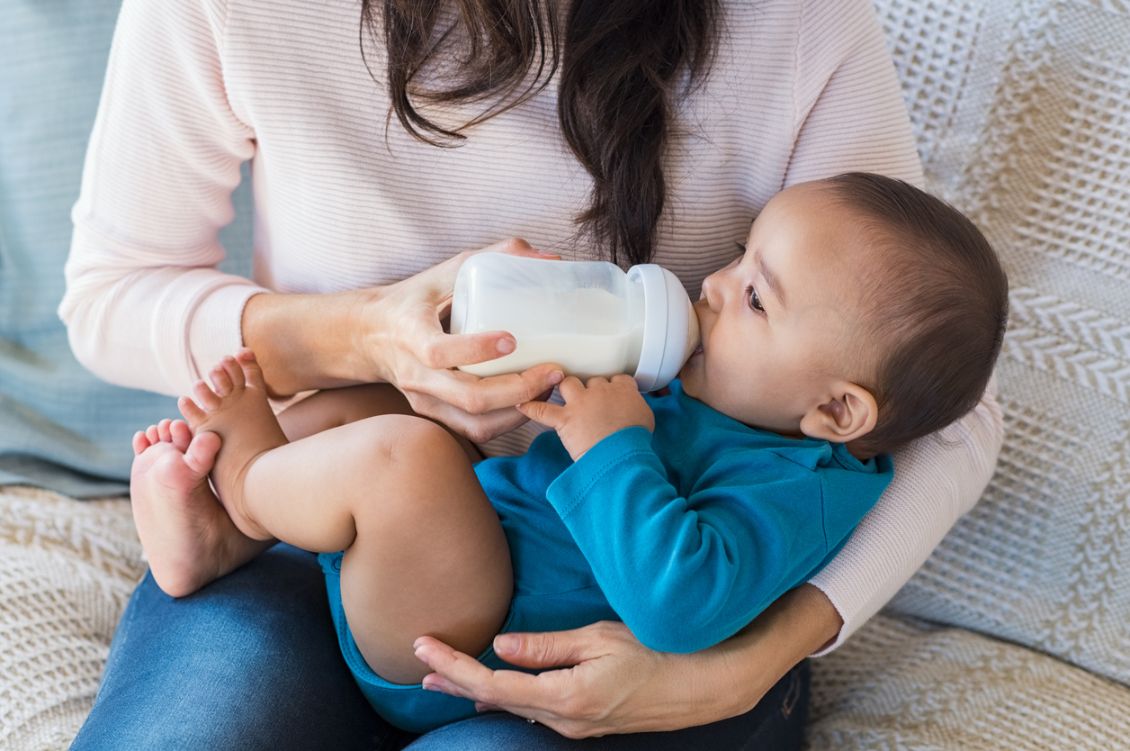 Taches de Lait sur les Vêtements de Bébé : Comment les Enlever ? (Efficacement)