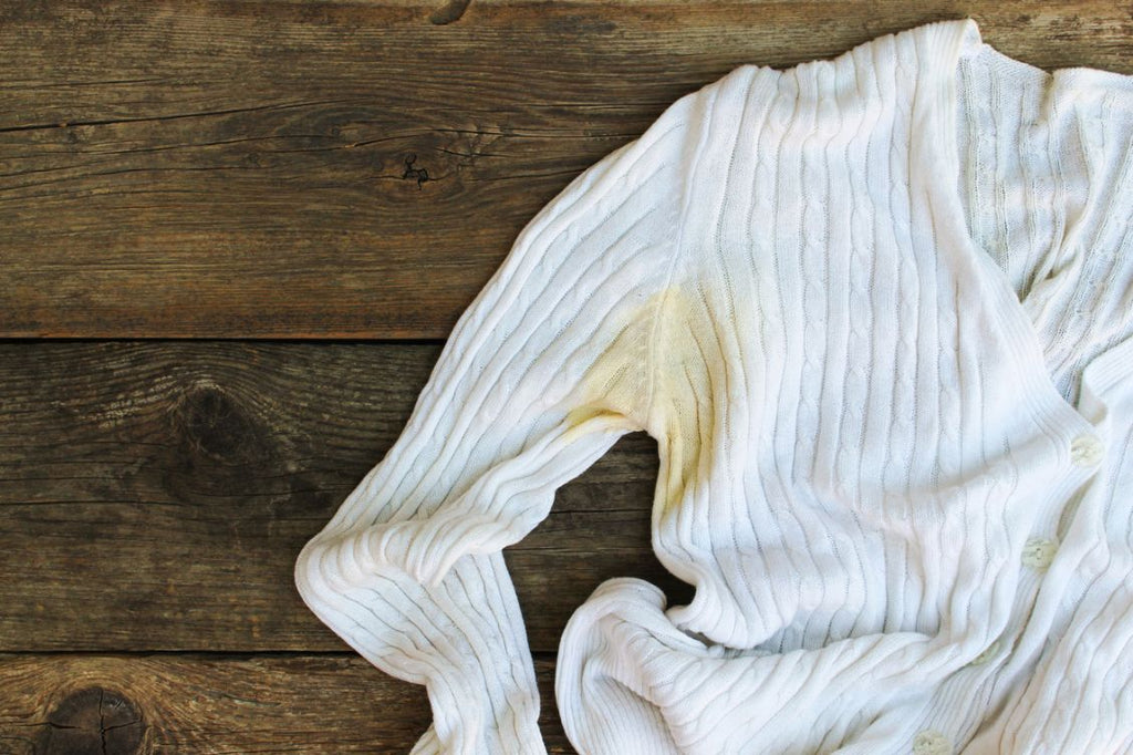 enleever une tache jaune de transpiration sur un vêtement