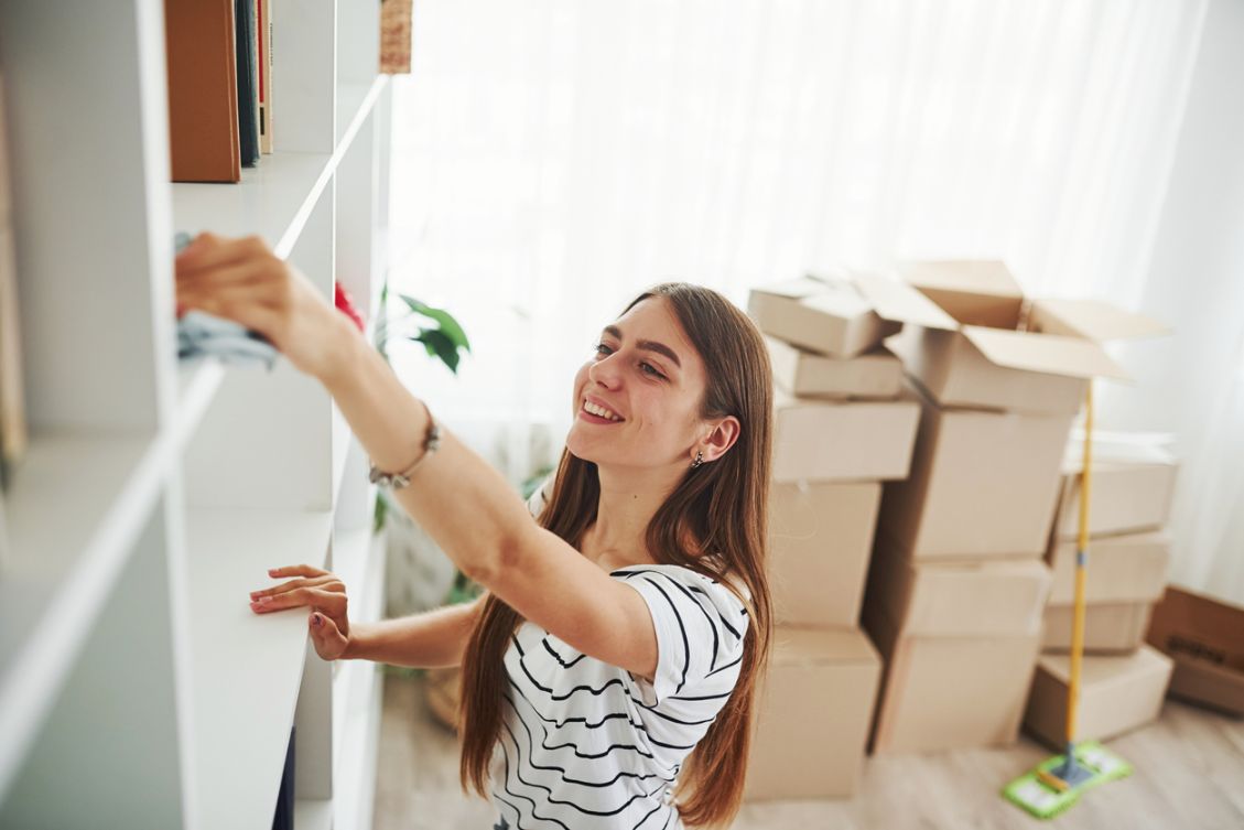 Comment (Bien) Enlever les Traces de Doigts sur des Meubles Mat (Naturellement) ?