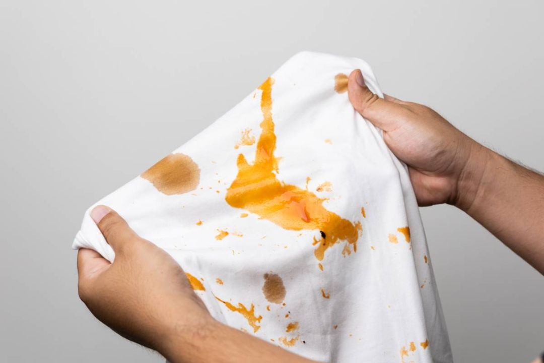 Comment Enlever (Efficacement) des Taches de Sauce Tomate ?