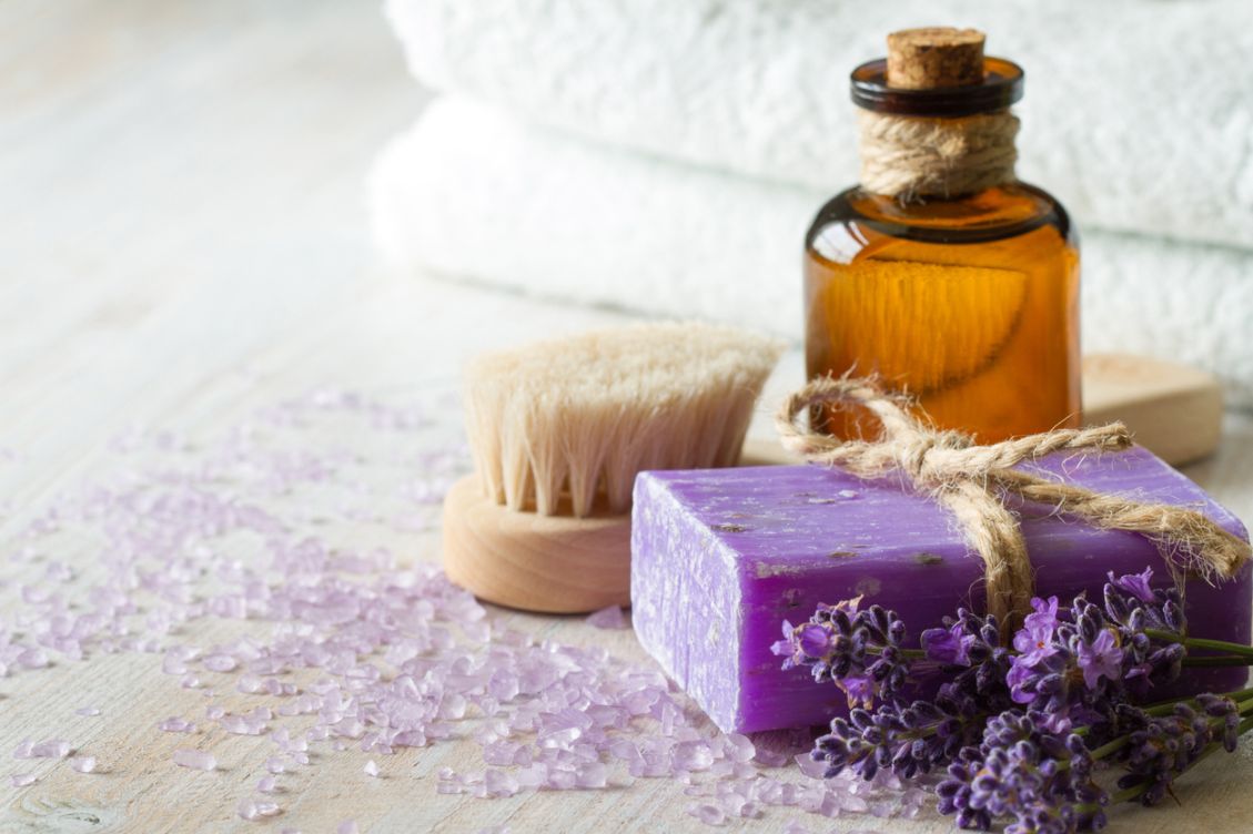 Comment (Bien) Utiliser l'Huile Essentielle de Lavande pour le Ménage ? (& Nos Astuces)