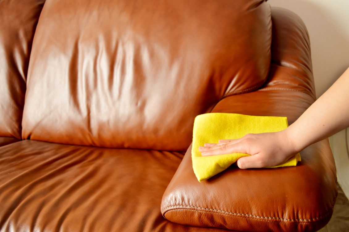 Comment (Bien) Nettoyer Son Canapé Cuir ? (Naturellement)