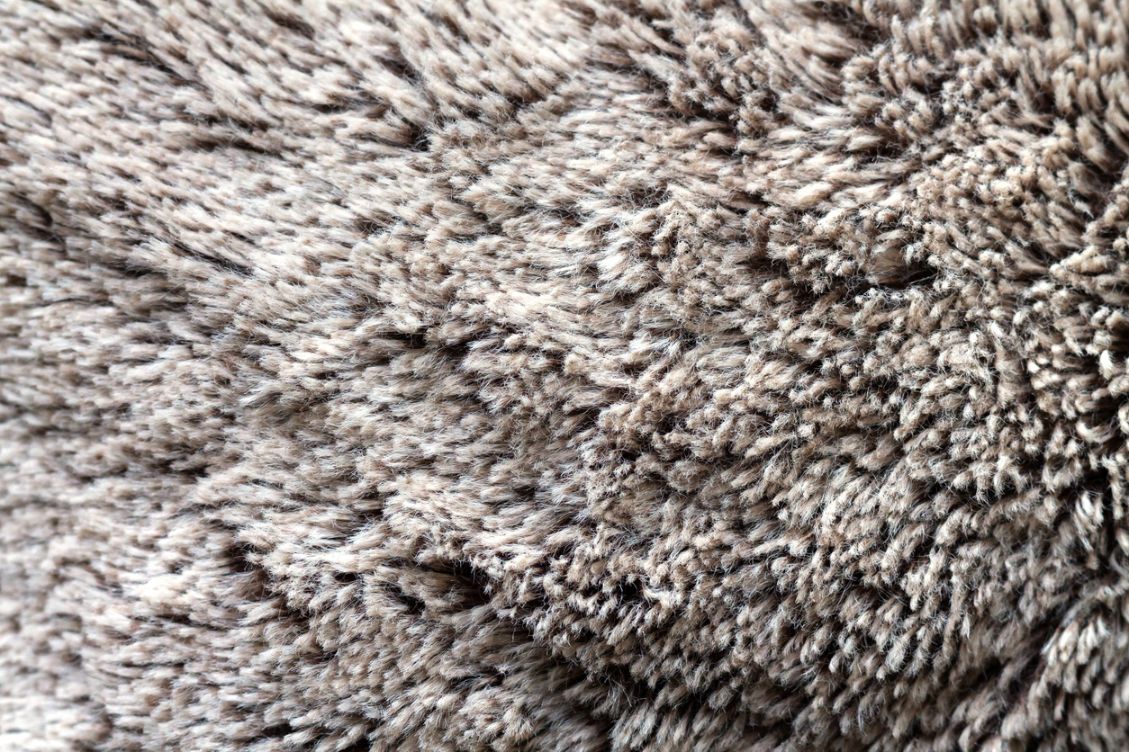 Comment (Bien) Nettoyer un Tapis à Poils Longs Naturellement ?