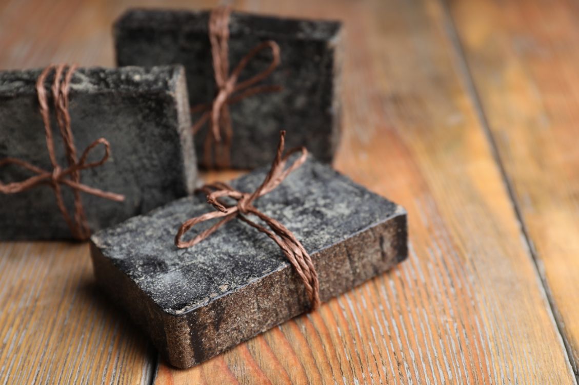 Quels Sont les Avantages du Savon Noir en Ménage ? (+ Propriétés & 5 Usages Courants)