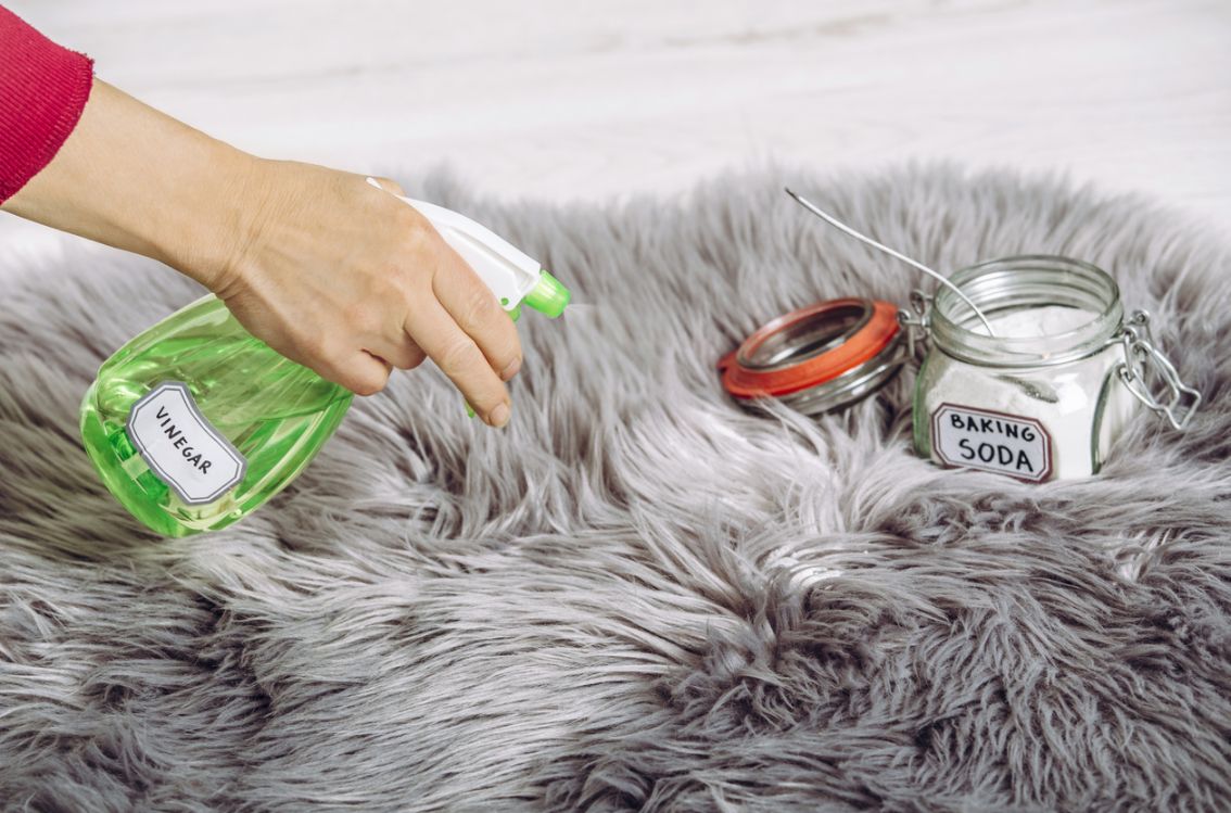 Quels Sont les Avantages du Vinaigre Blanc en Ménage ? (+ Propriétés & Usages Courants)