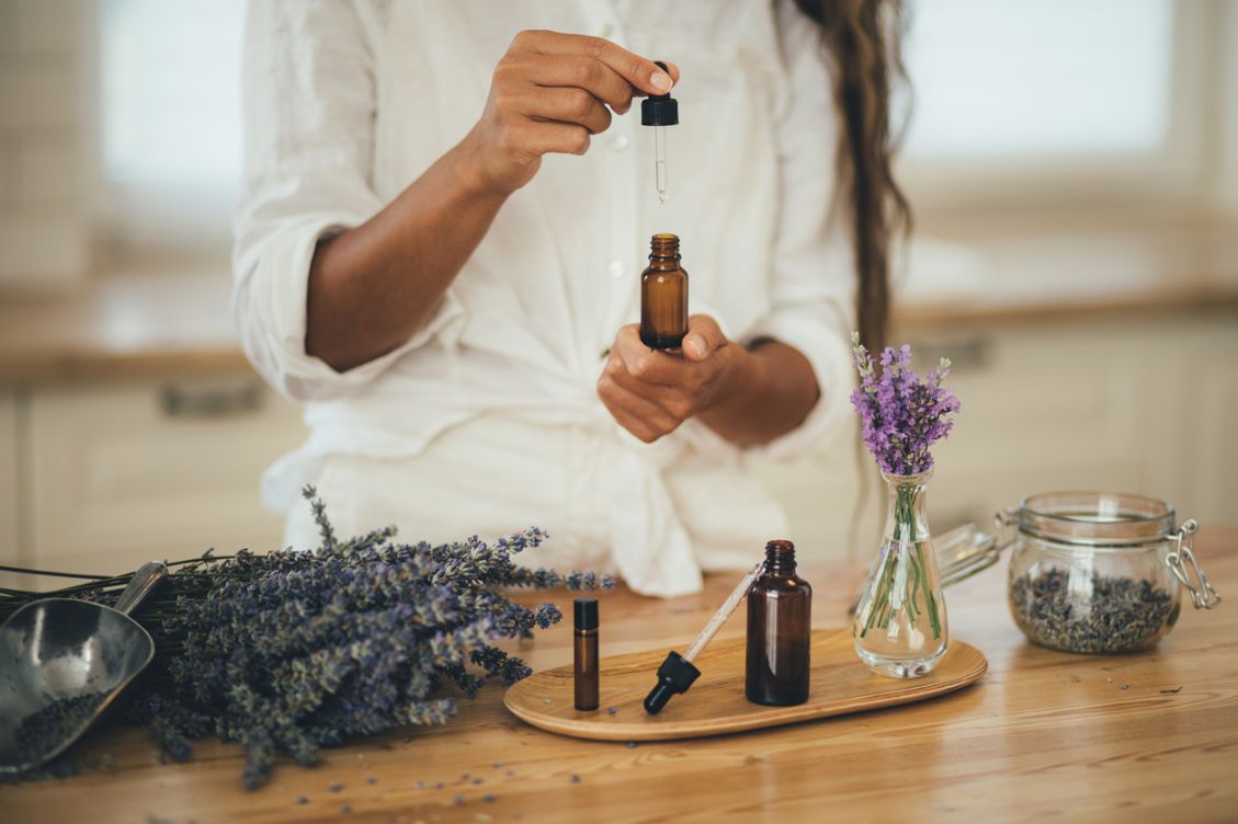 Huiles Essentielles pour le Ménage : Notre Sélection des Meilleures (& Celles à Eviter)