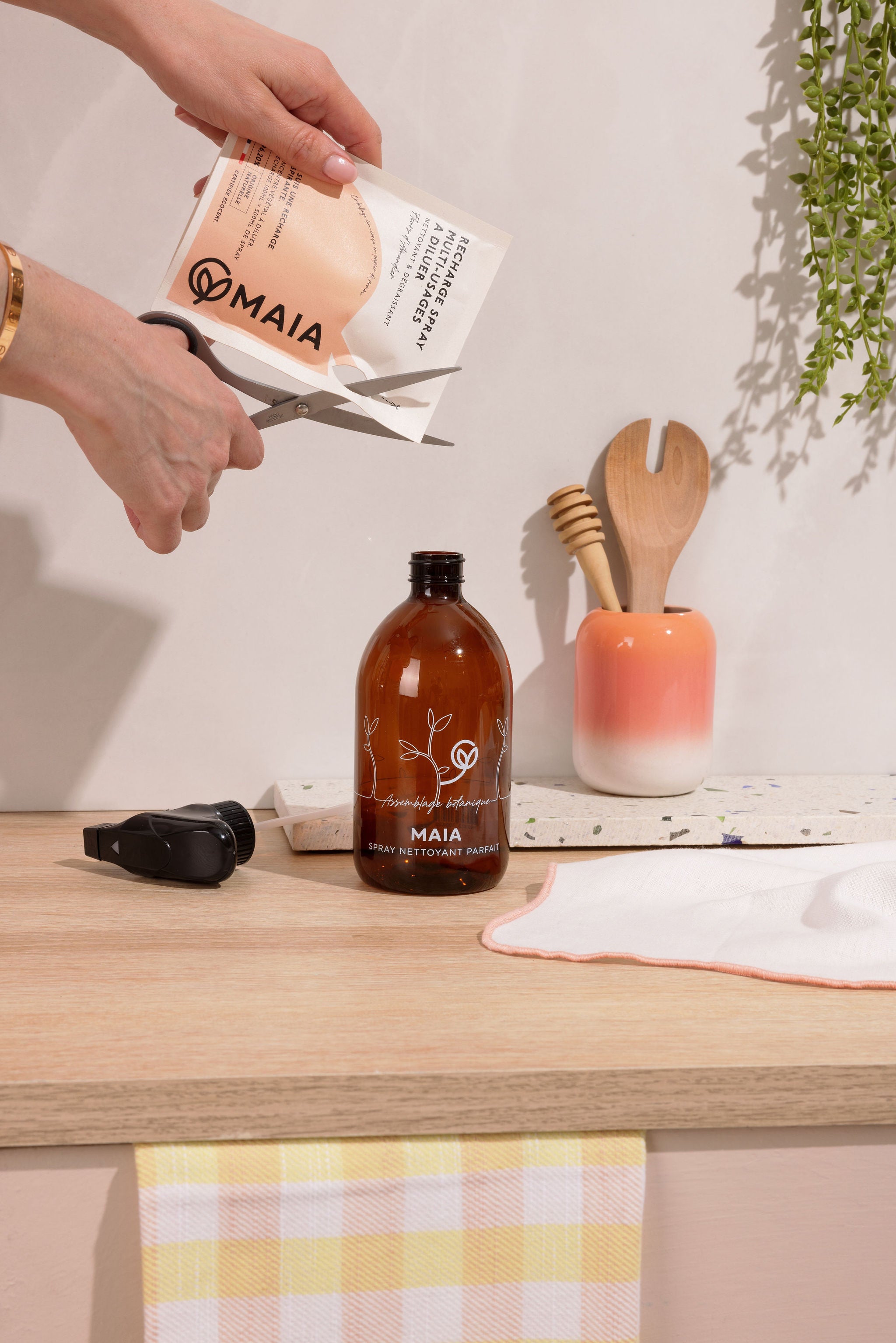Versez la recharge dans le spray MAIA