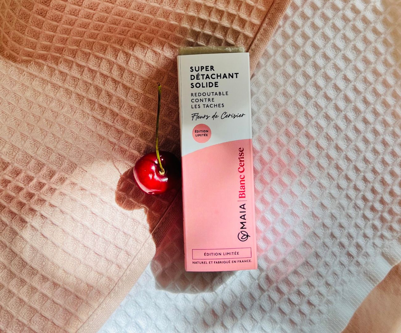 Savon détachant vêtements Maia x Blanc cerise
